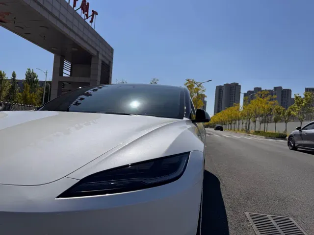Tesla Model 3 — Фото автомобиля 4