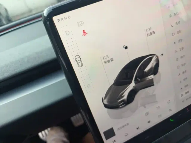 Tesla Model 3 — Фото автомобиля 13