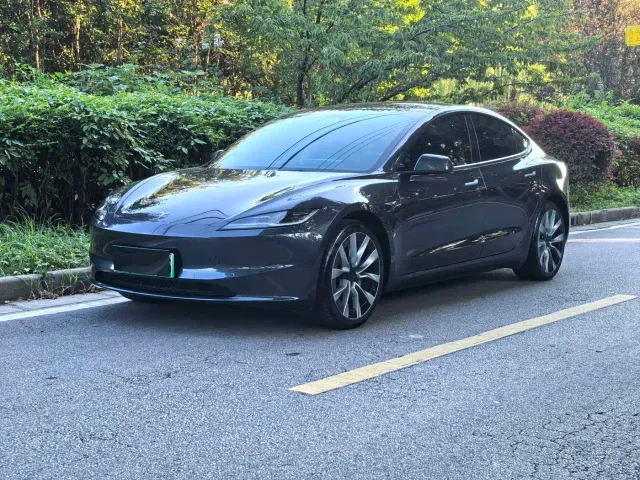 Фотография автомобиля — Tesla Model 3