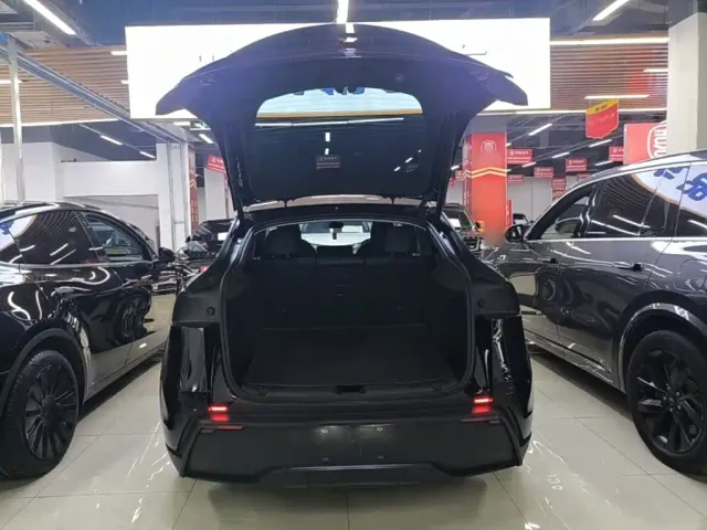 Tesla Model Y — Фото автомобиля 18