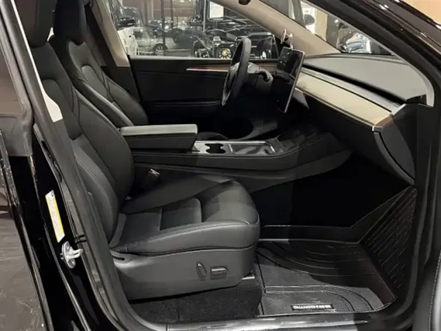 Tesla Model Y — Фото автомобиля 15