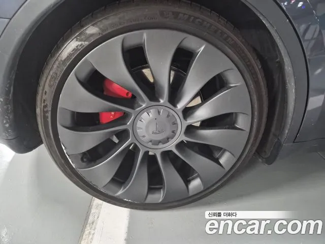 Tesla Model Y — Фото автомобиля 10