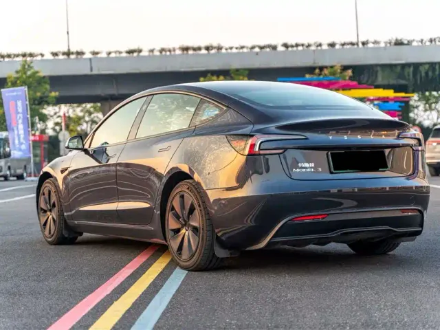 Tesla Model 3 — Фото автомобиля 6