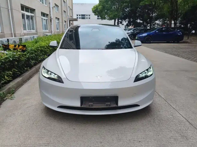 Tesla Model 3 — Фото автомобиля 2