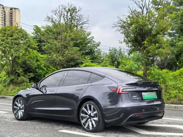 Tesla Model 3 — Фото автомобиля 6