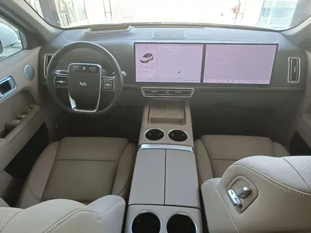 Li Auto L8 — Фото автомобиля 9