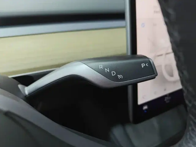 Tesla Model Y — Фото автомобиля 13