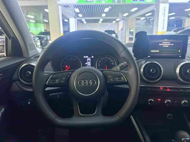 Audi Q2L — Фото автомобиля 12