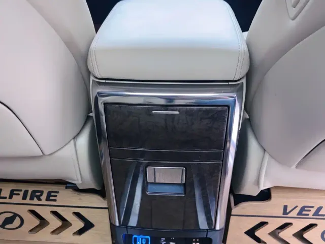 Toyota Vellfire — Фото автомобиля 12