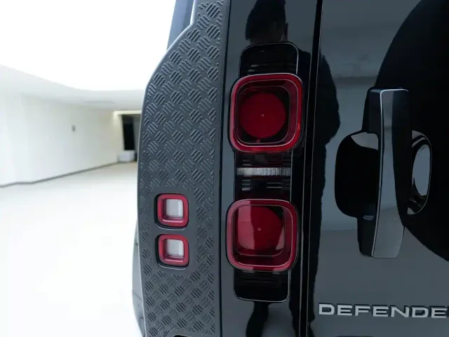 Land Rover Defender — Фото автомобиля 10