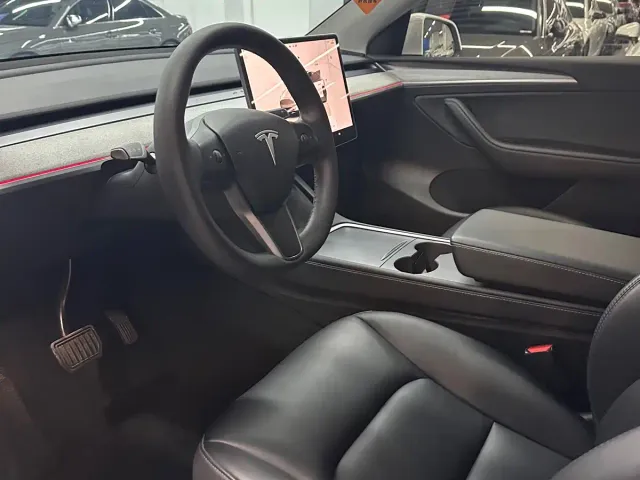 Tesla Model Y — Фото автомобиля 8