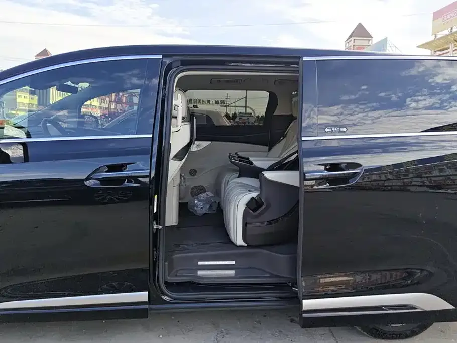 Denza Denza D9 2024 DM-i 980 AWD Flagship — Фото автомобиля 11