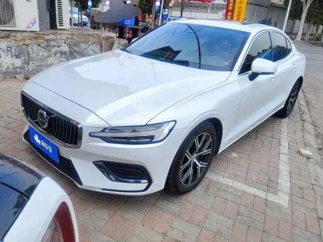 Volvo S60 — Фото автомобиля 2