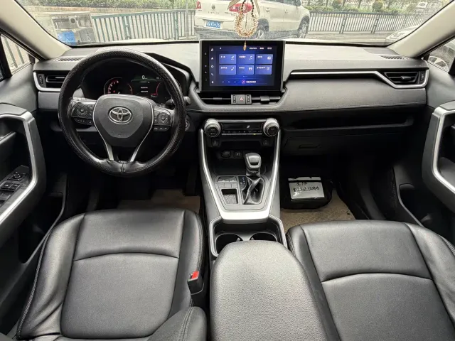 Toyota RAV4 — Фото автомобиля 7
