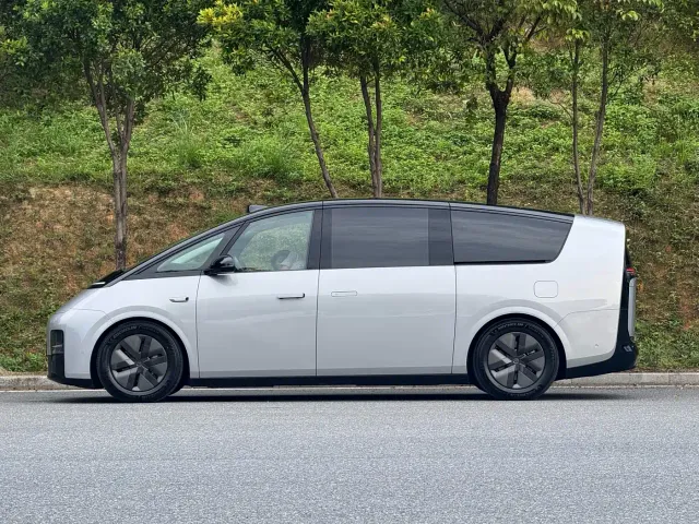 Li Auto MEGA — Фото автомобиля 3