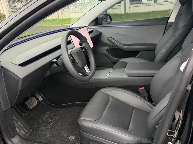 Tesla Model 3 — Фото автомобиля 10