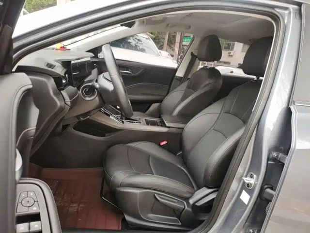 Roewe i5 — Фото автомобиля 14