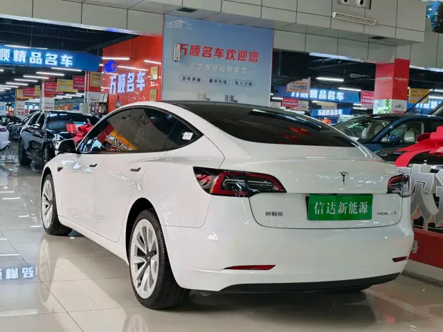 Tesla Model 3 — Фото автомобиля 18