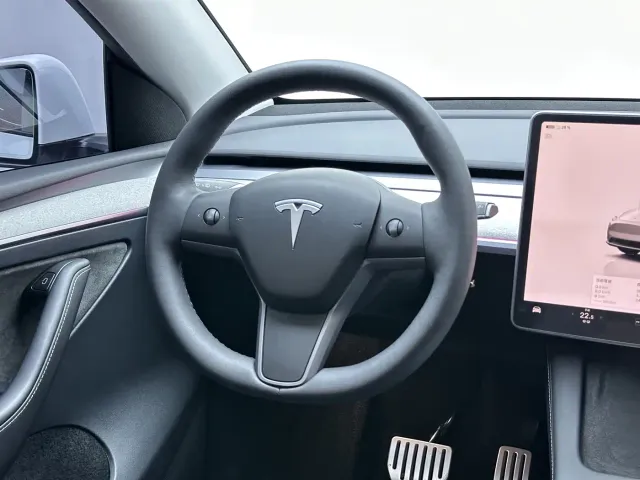 Tesla Model Y — Фото автомобиля 17