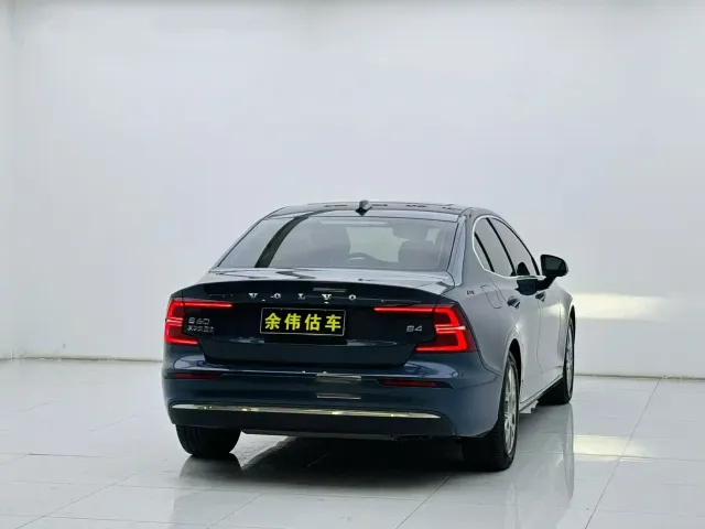 Volvo S60 — Фото автомобиля 5