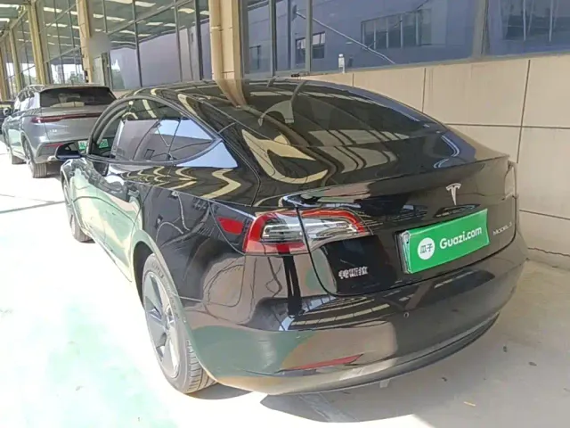 Tesla Model 3 — Фото автомобиля 4