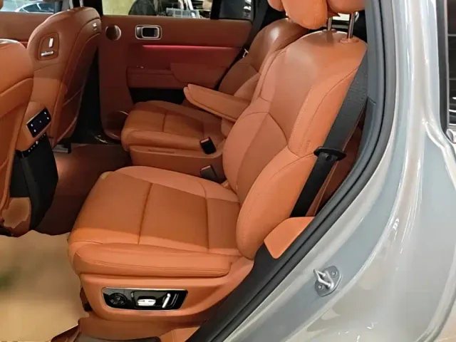 Li Auto L8 — Фото автомобиля 16