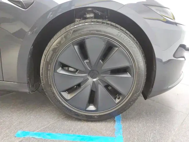 Tesla Model 3 — Фото автомобиля 6