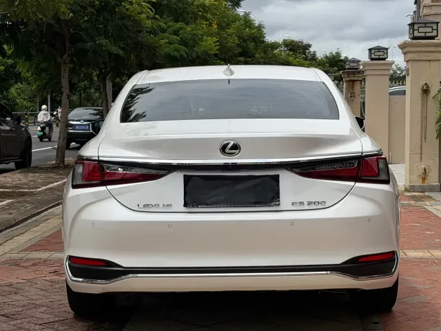 Lexus ES — Фото автомобиля 8
