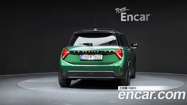 MINI Cooper Generation 4 — Фото автомобиля 3