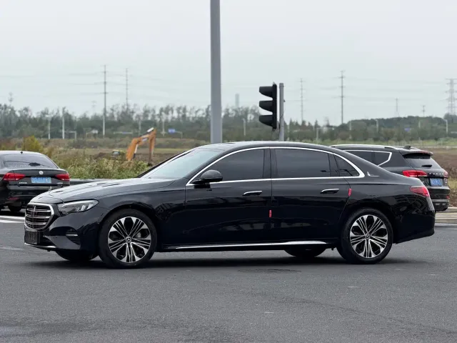 Фотография автомобиля — Mercedes-Benz E-Class
