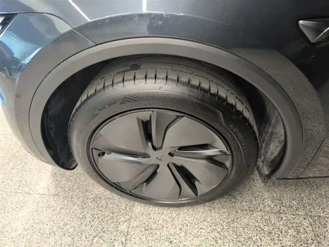 Tesla Model Y — Фото автомобиля 24