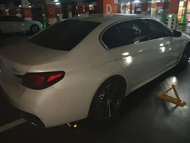BMW 5 Series — Фото автомобиля 3