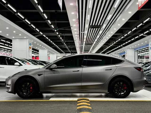Tesla Model 3 — Фото автомобиля 7