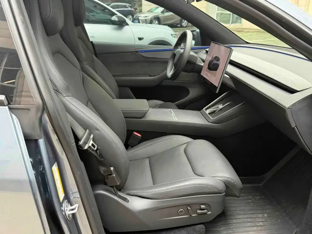 Tesla Model Y L — Фото автомобиля 14