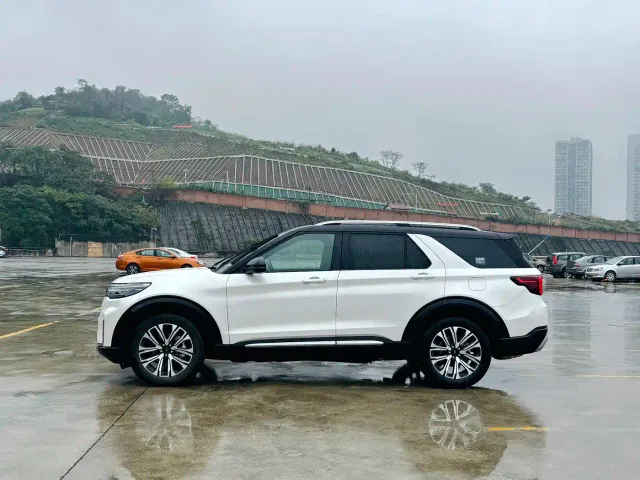 Ford Explorer — Фото автомобиля 4