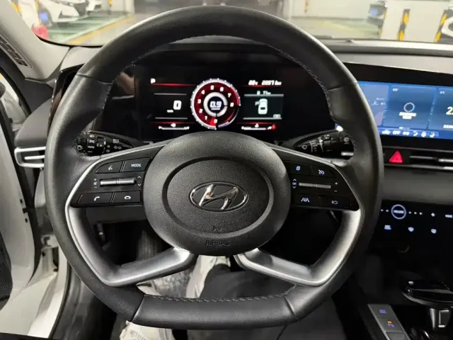 Hyundai Elantra 2022 1.5L CVT LUX Premium Edition — Фото автомобиля 12