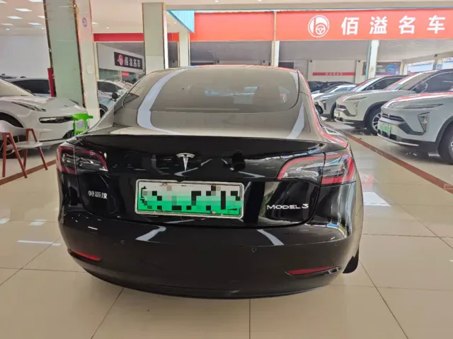 Tesla Model 3 — Фото автомобиля 5