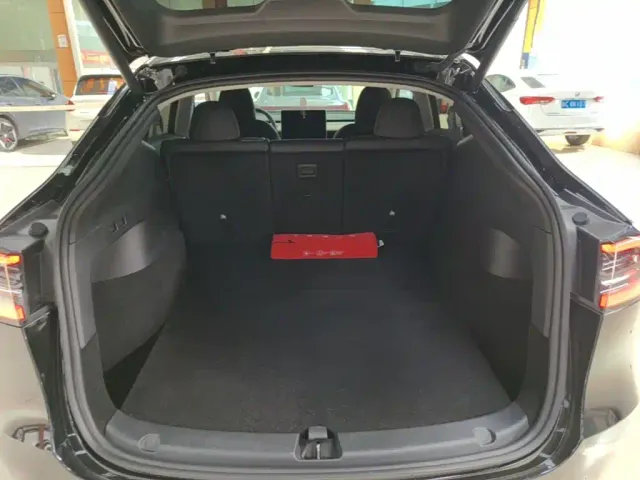 Tesla Model Y — Фото автомобиля 18