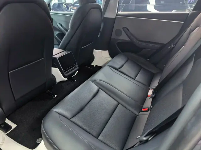 Tesla Model 3 — Фото автомобиля 10