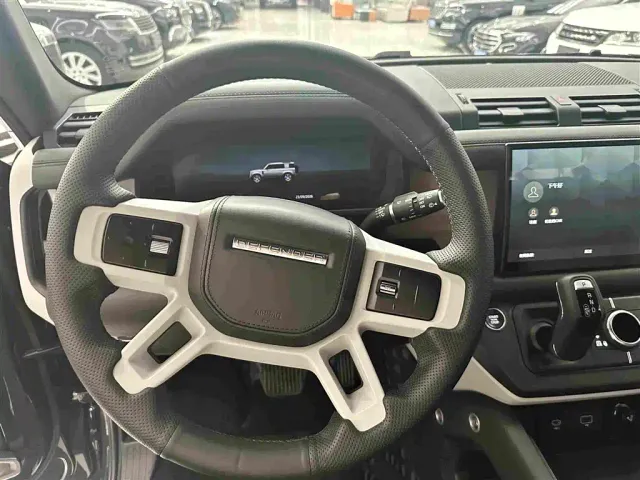 Land Rover Defender — Фото автомобиля 8