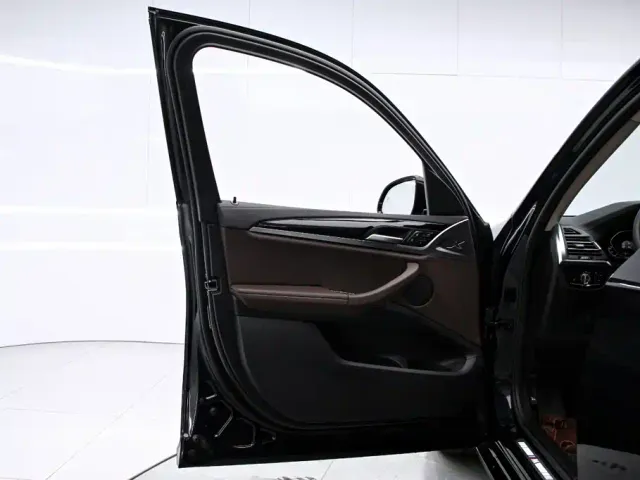 BMW iX3 — Фото автомобиля 12