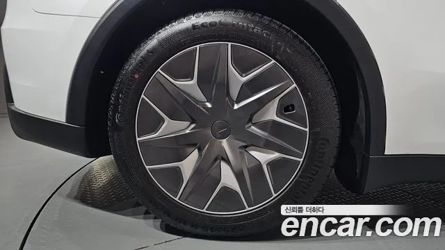 Tesla Model Y — Фото автомобиля 16