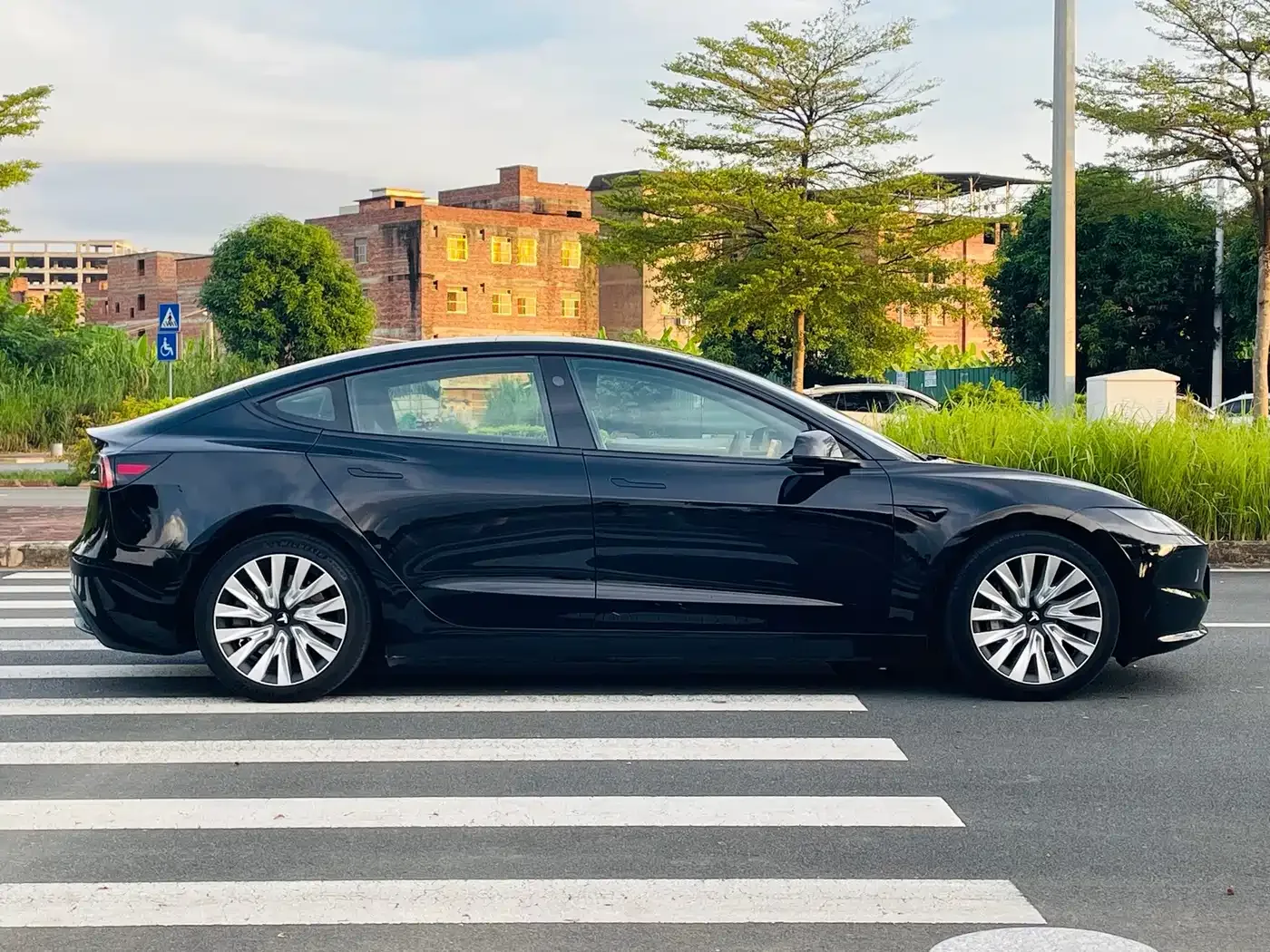 Tesla Model 3 2023 Rear-Wheel Drive — Фото автомобиля 4
