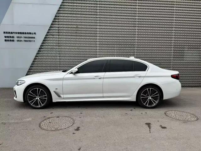 BMW 5 Series — Фото автомобиля 3