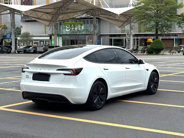 Tesla Model 3 — Фото автомобиля 7