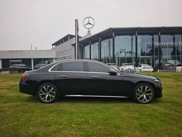 Mercedes-Benz E-Class — Фото автомобиля 4