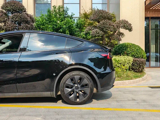 Tesla Model Y — Фото автомобиля 9
