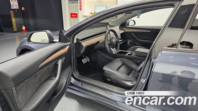 Tesla Model 3 — Фото автомобиля 10