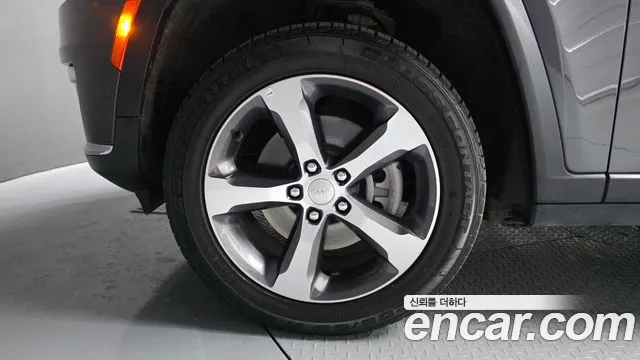 Jeep Cherokee — Фото автомобиля 5