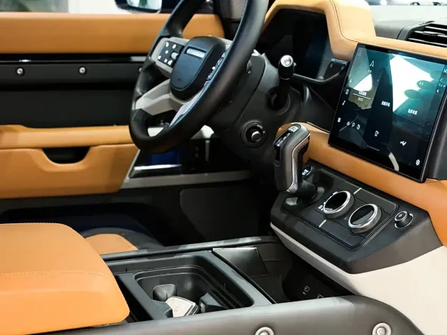 Land Rover Defender — Фото автомобиля 10